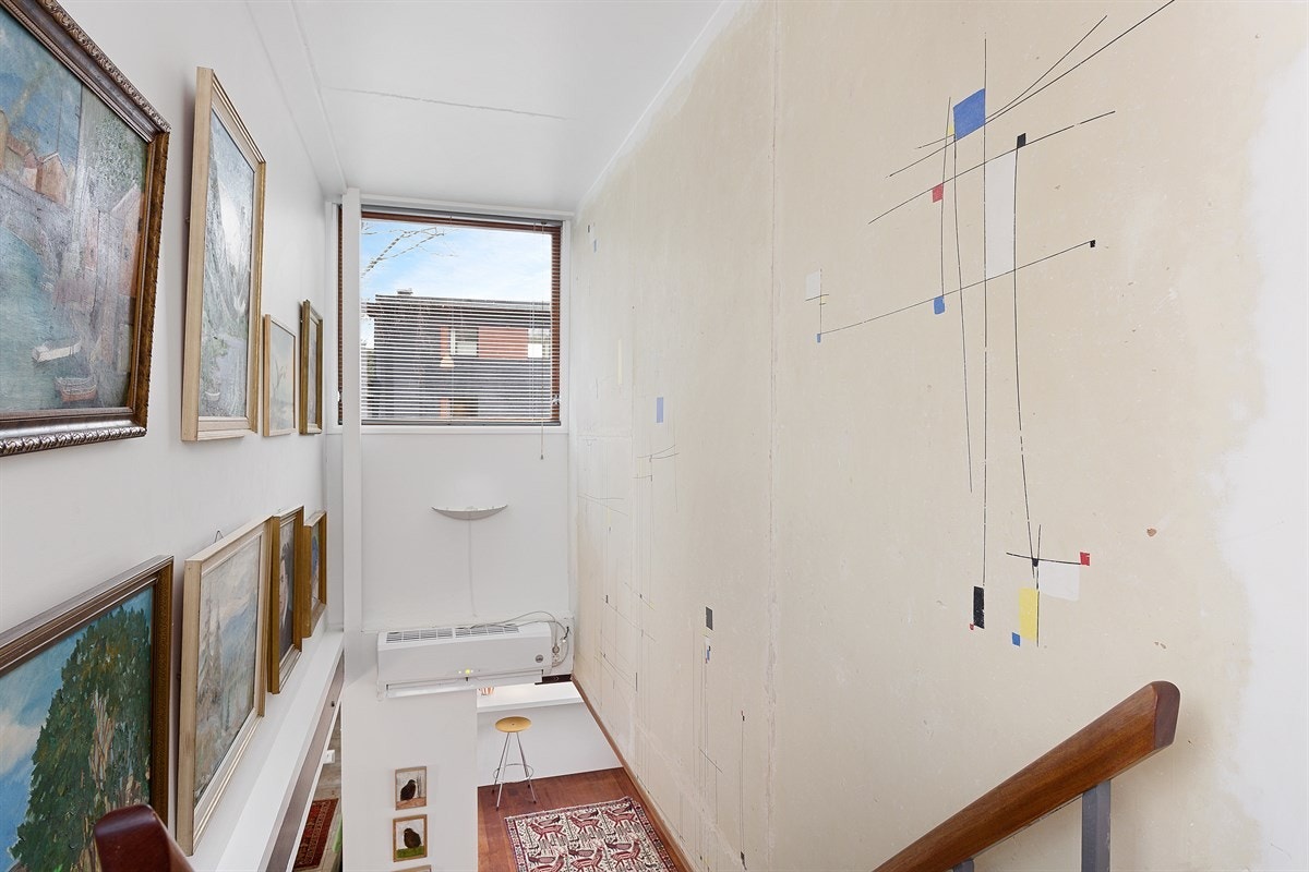 I trappeløpet mellom første og andre etasje er det et påbegynt veggmaleri av den kjente kunstneren Gunnar S. Gundersen. Galleribilde