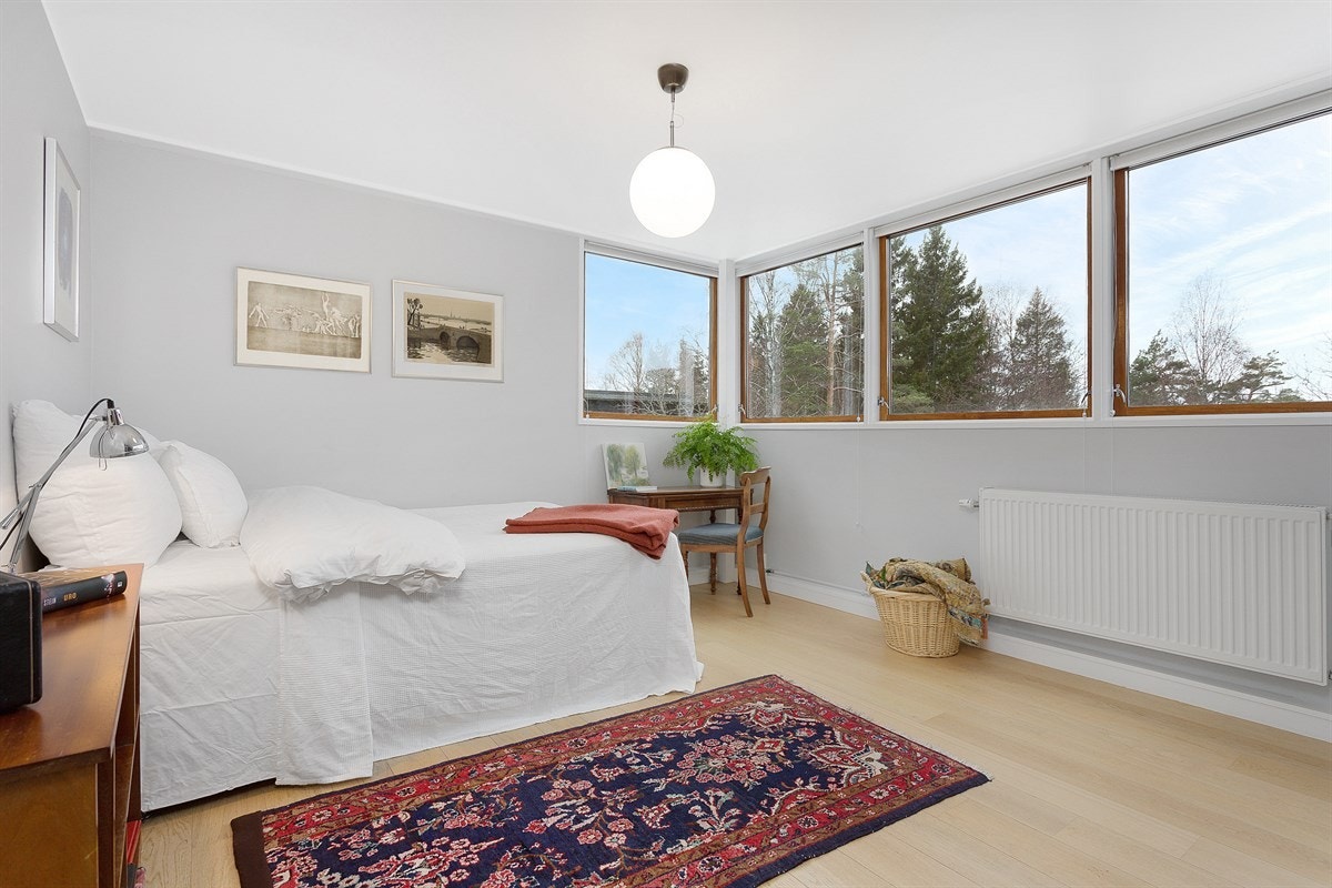 Boligen har fire fine soverom - ett i første etasje og tre i andre etasje Galleribilde