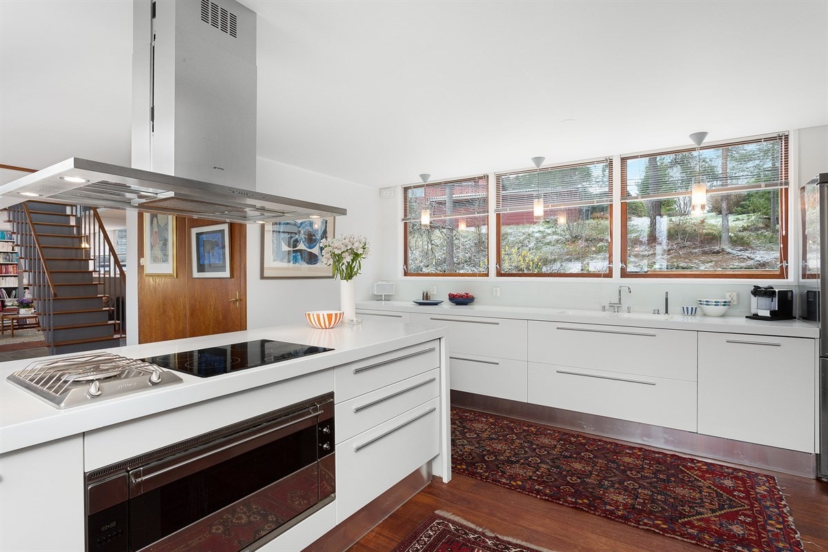 Kjøkkeninnredningen er fra 2004 og har lyse, glatte fronter og en Corean benkeplate med dobbel oppvaskkum. Galleribilde