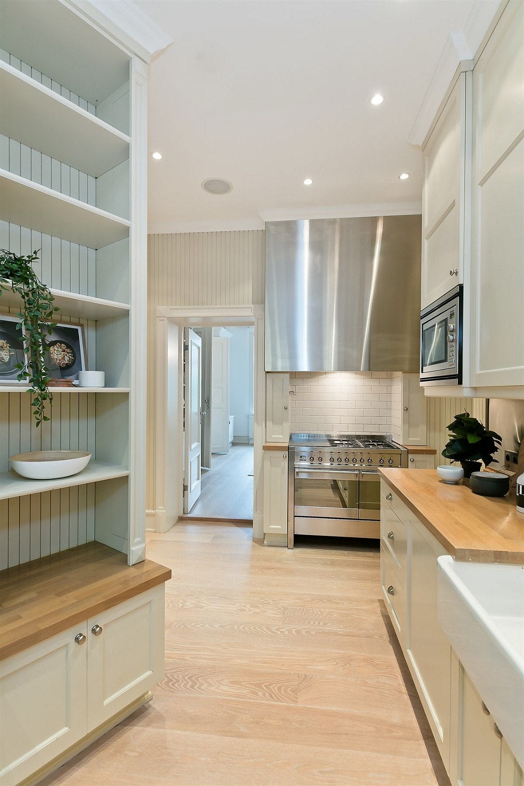 Mye spesialbygde hyller og skap på kjøkkent også Galleribilde