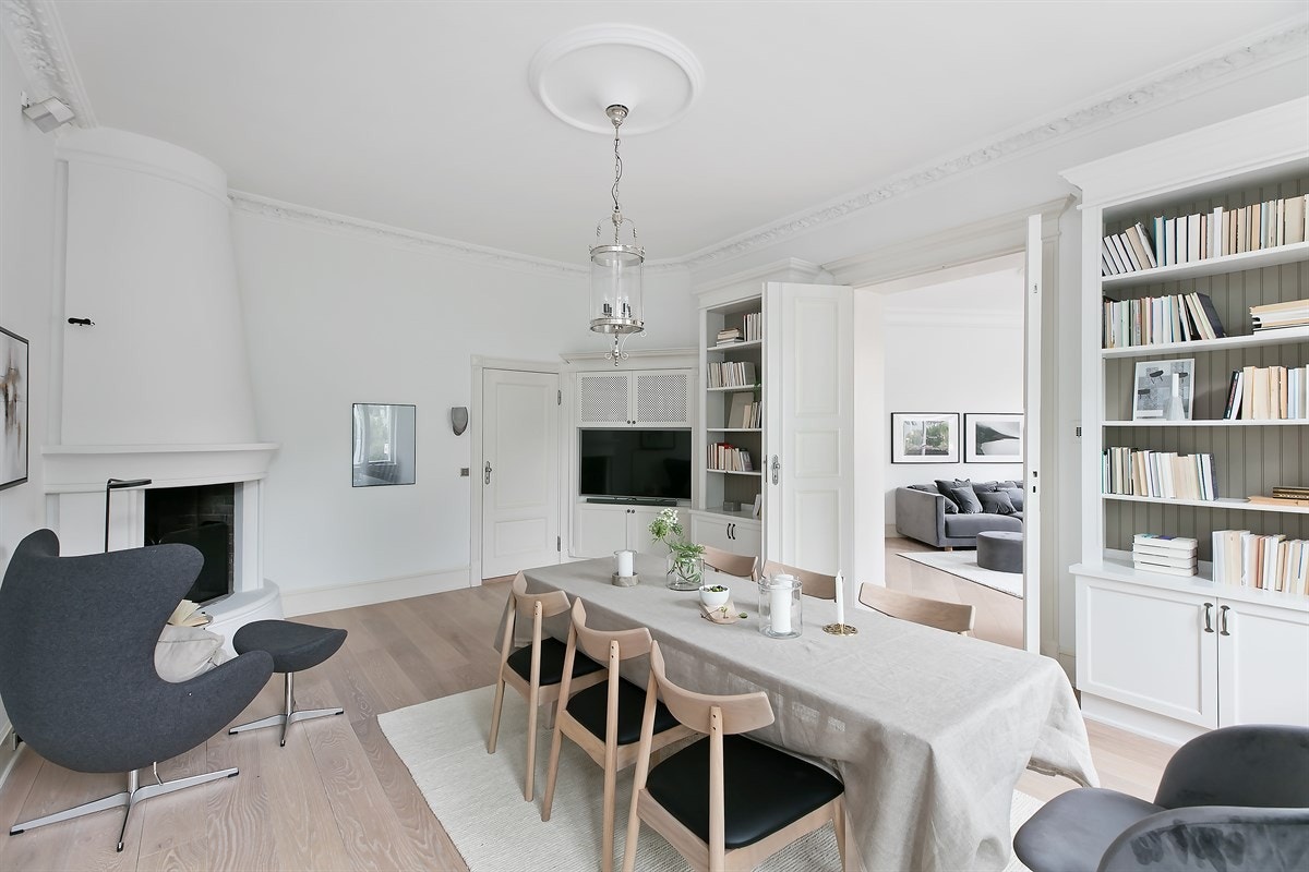 Det er plass til egen sittegruppe foran TV'en i spisestuen Galleribilde