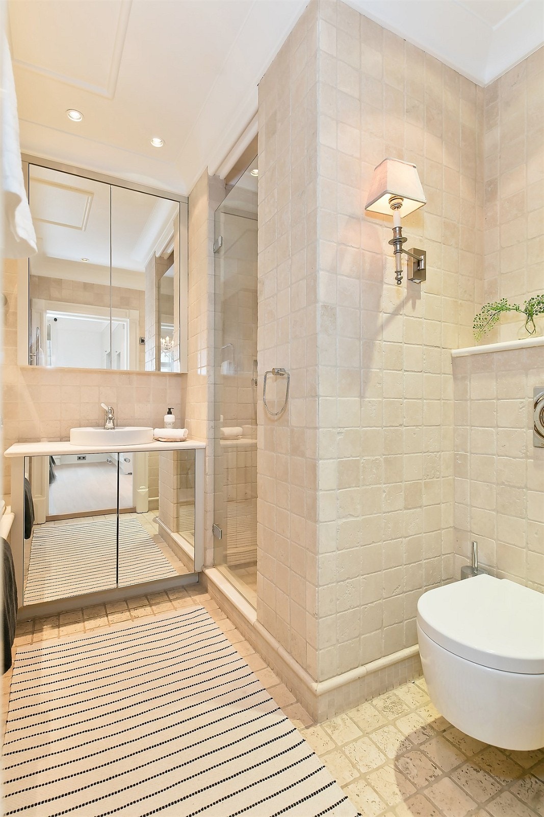 Downlights i tak og varme over fliser på gulv Galleribilde