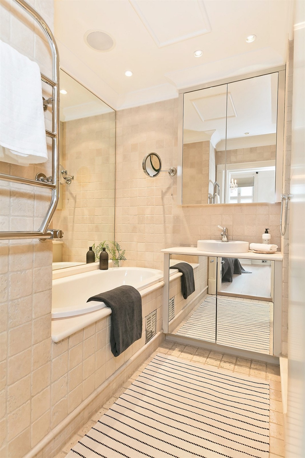 Baderomsinnredning består av vegghengt toalett, servant med underskap, innmurt badekar Galleribilde