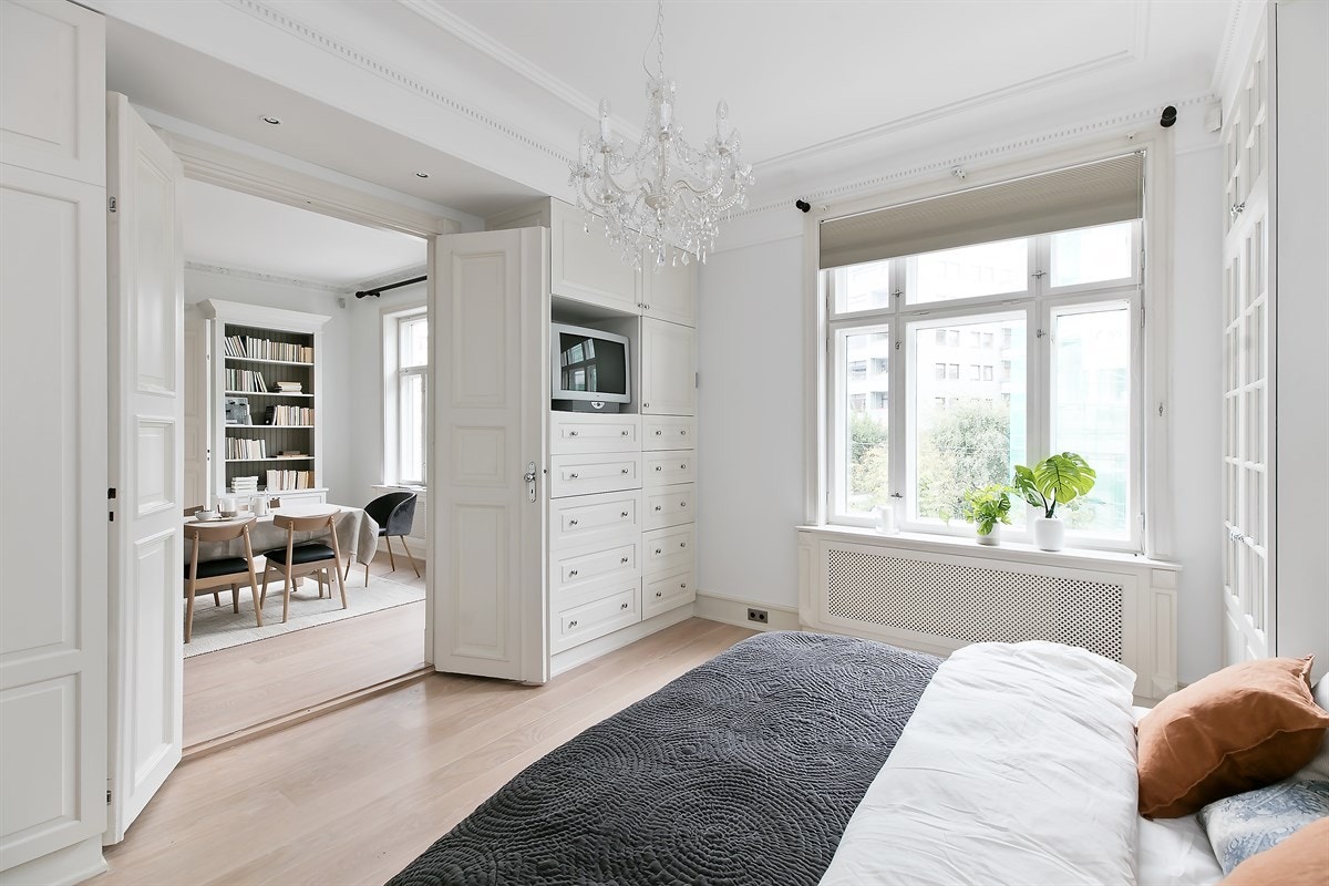 Garderobeløsninger med plass til TV Galleribilde