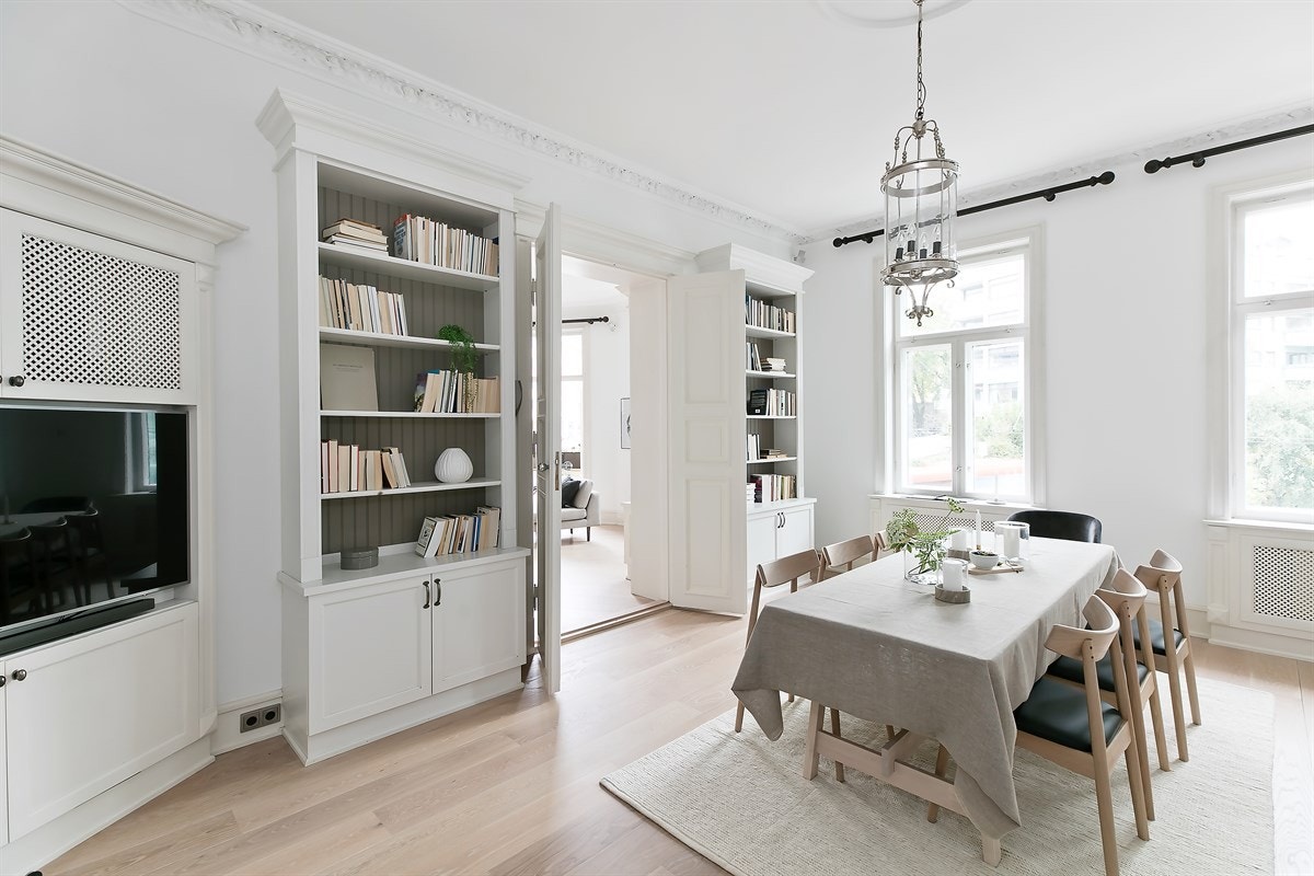 Mye spesialbygde skap og hyller Galleribilde