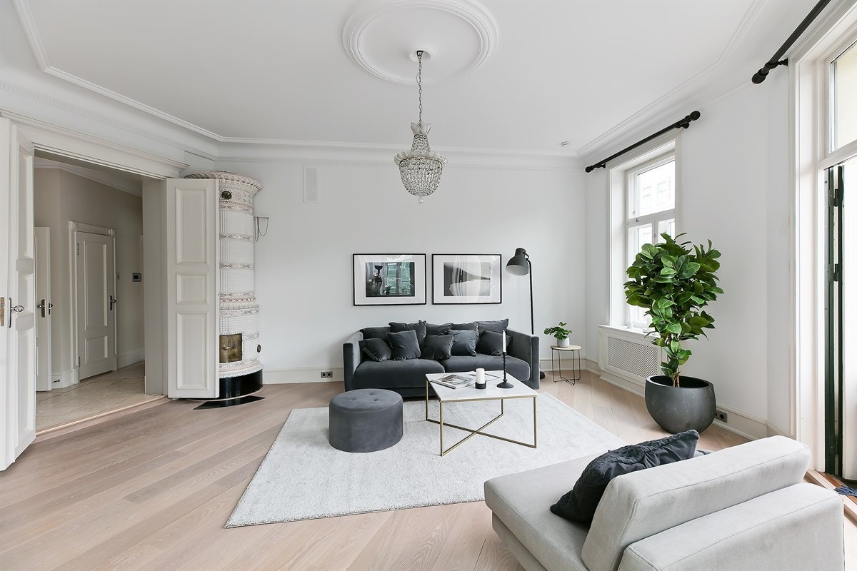 Flott hjørnestue med store vindusflater, med flott heltre 1-stavs eikegulv Galleribilde