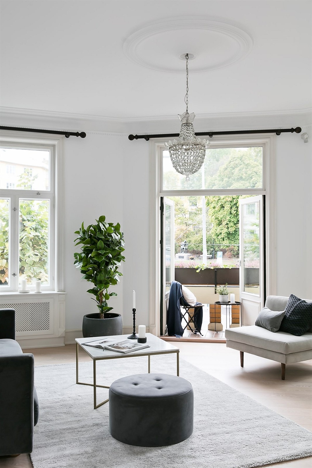 Lys stue med store vinduer Galleribilde