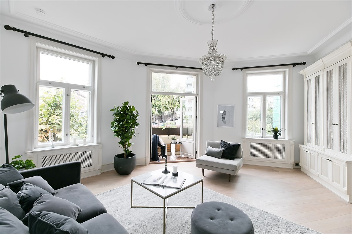 Stue med spesialtbygde skap Galleribilde