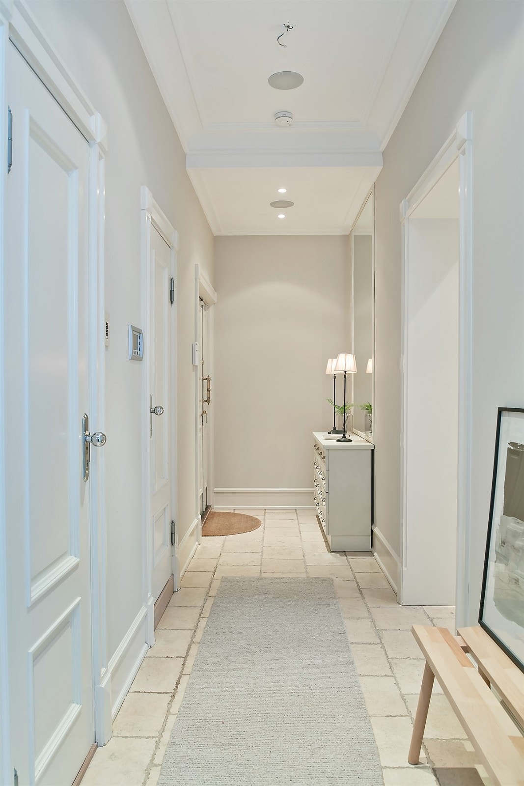 Romslig entréen med god plass for oppbevaring med garderobeskap Galleribilde