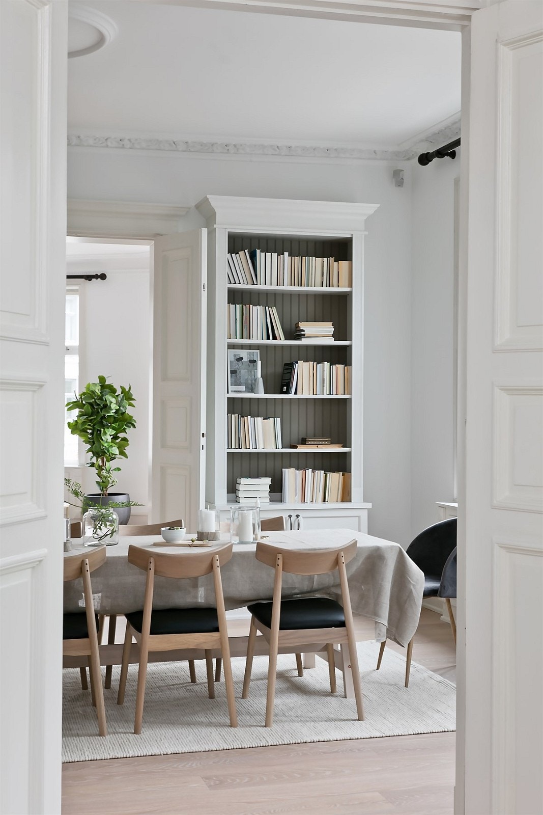 Snekkerbygd skap og bokhyller Galleribilde