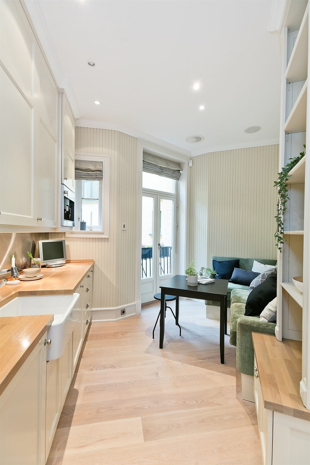 Profilerte fronter, stålplater og fliser over heltre benkeplater Galleribilde