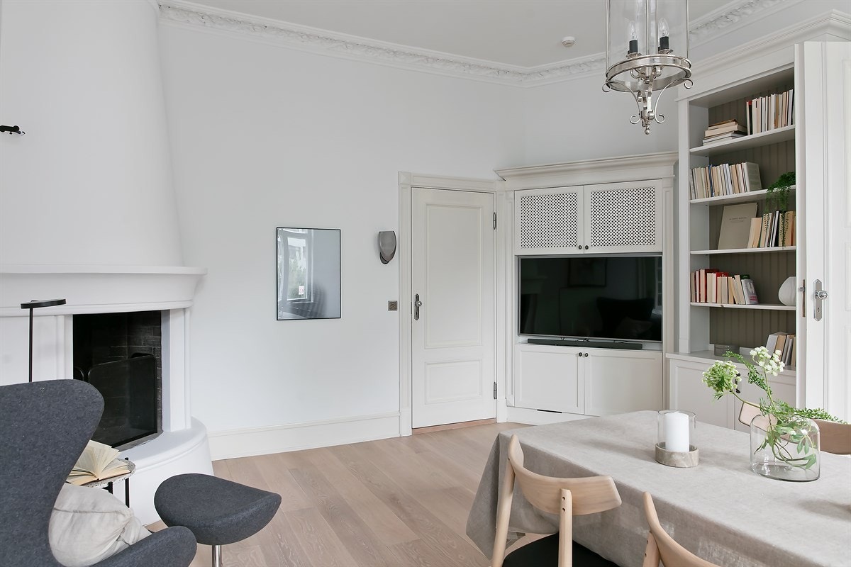 Snekkerbygd skap med plass til TV Galleribilde