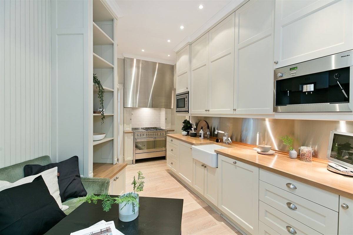 Tiltalende og koselig kjøkken med fransk balkong Galleribilde