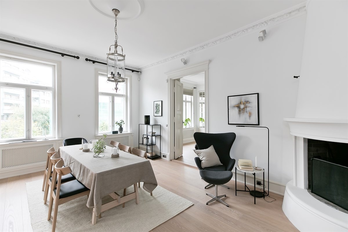 Stor spisestue med plass til både spisegruppe og salong. Galleribilde
