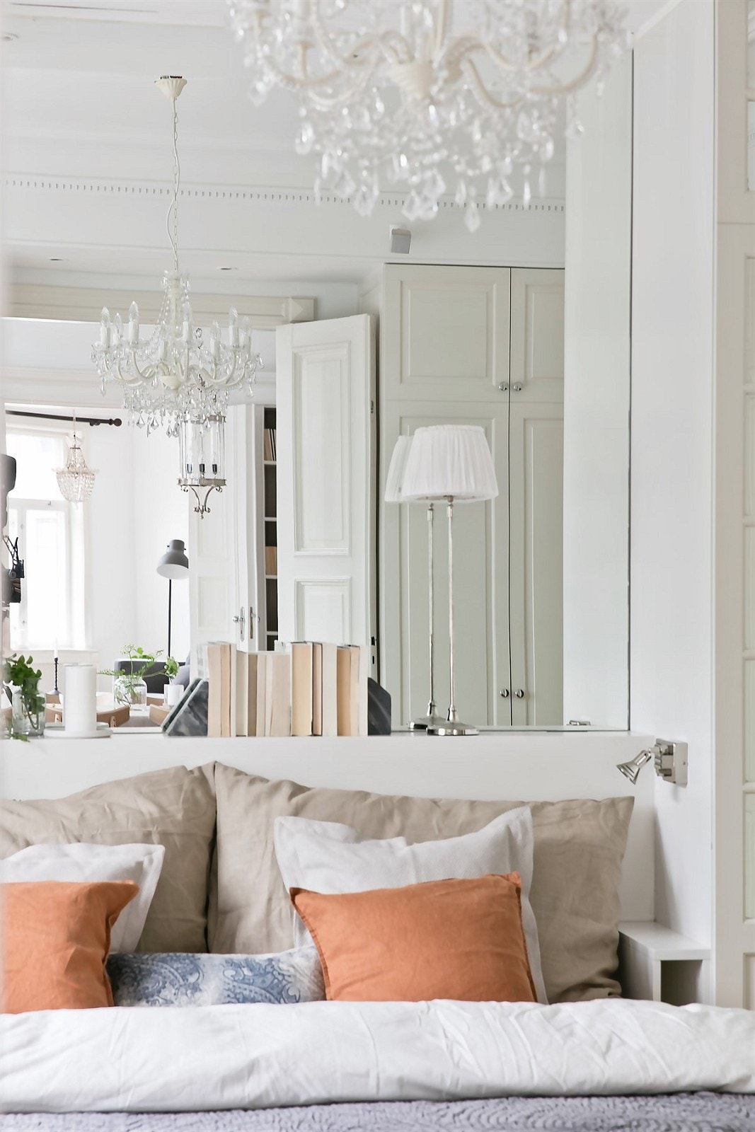 Integrert speil og lamper bak dobbelseng Galleribilde