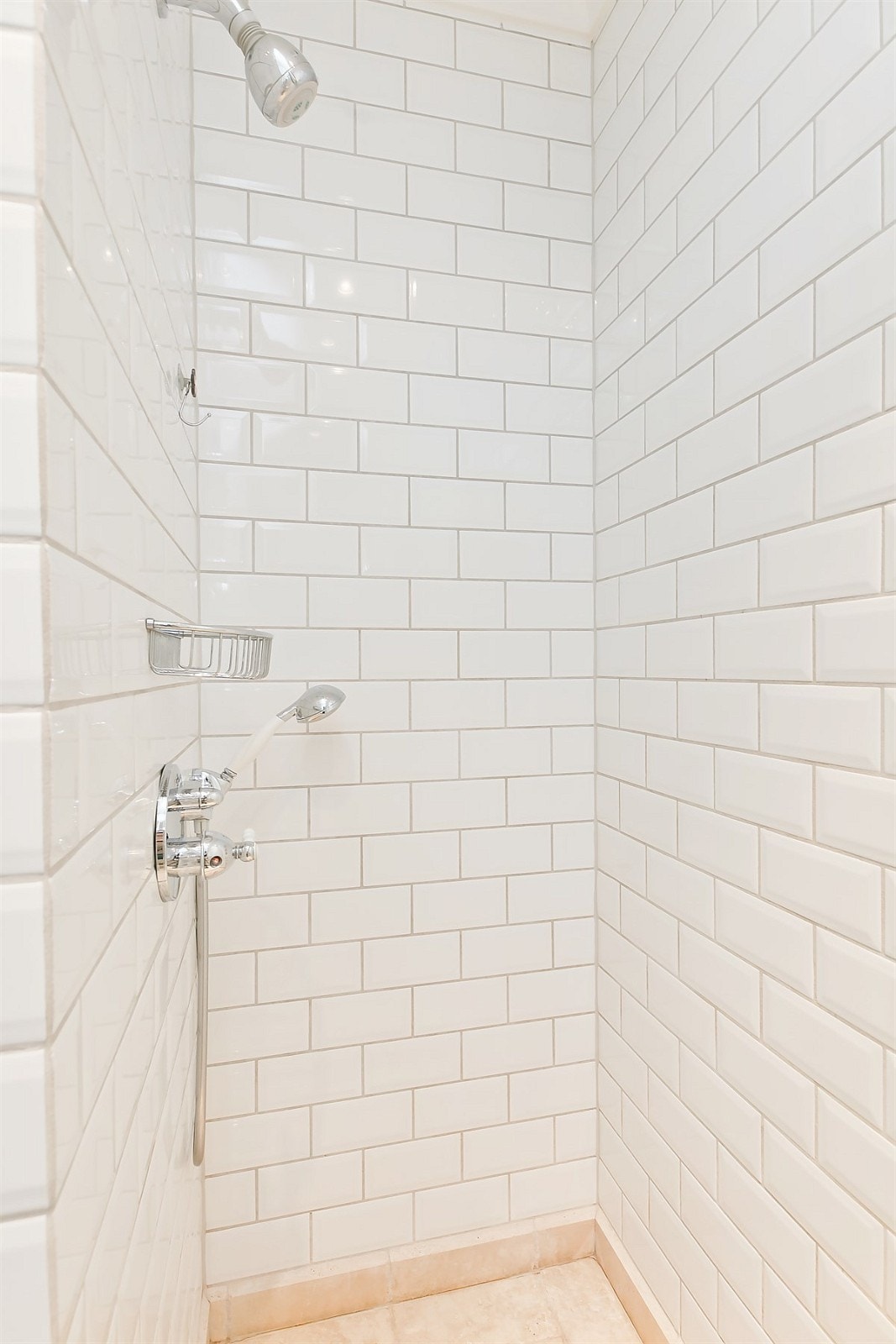 Bad II med dusj og glassdører og lekre fliser Galleribilde