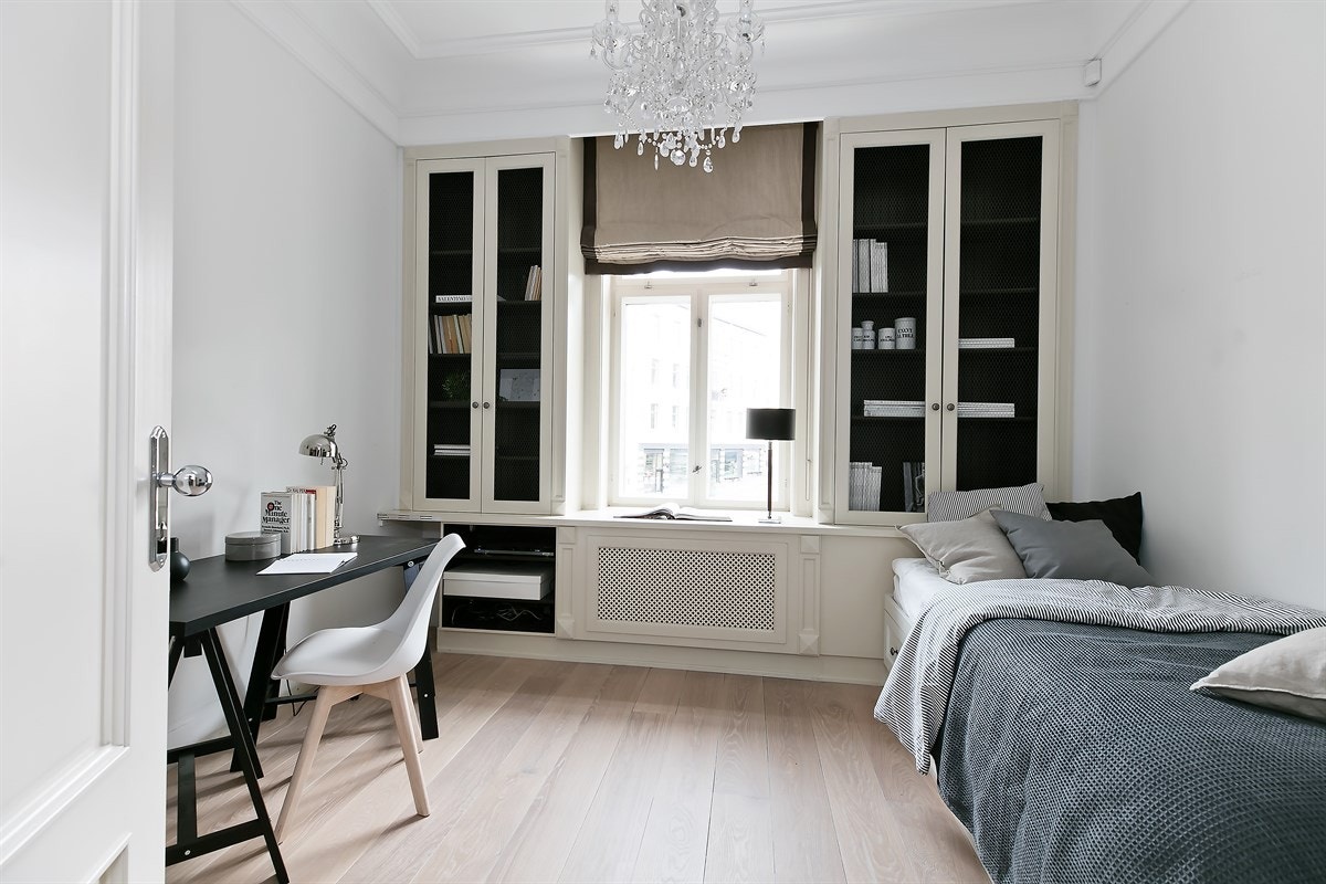 Flotte skap på begge sider av vinduet Galleribilde