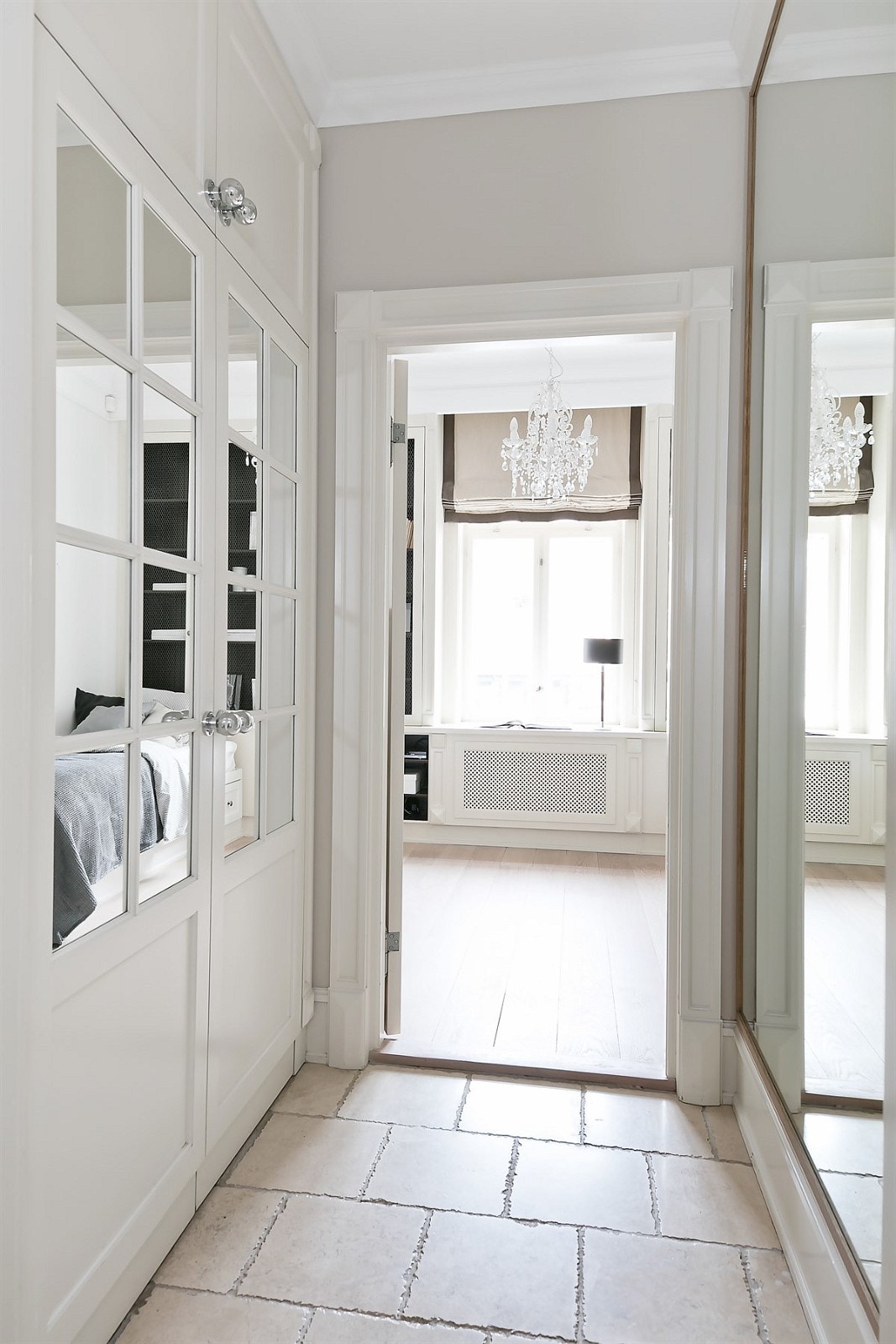 Gang med stor garderobe Galleribilde