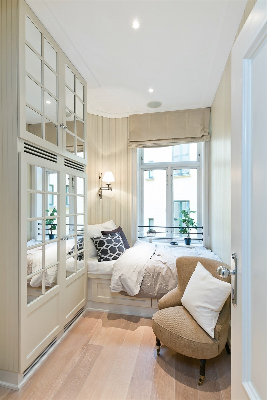 Stort praktisk skap på soverommet som kan brukes som varmeskap Galleribilde