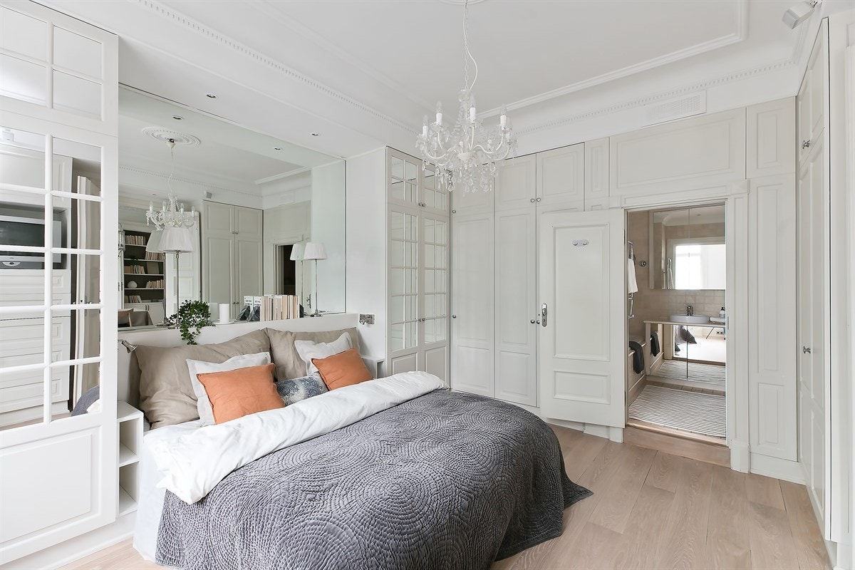 Stort og innbydende hovedsoverom Galleribilde