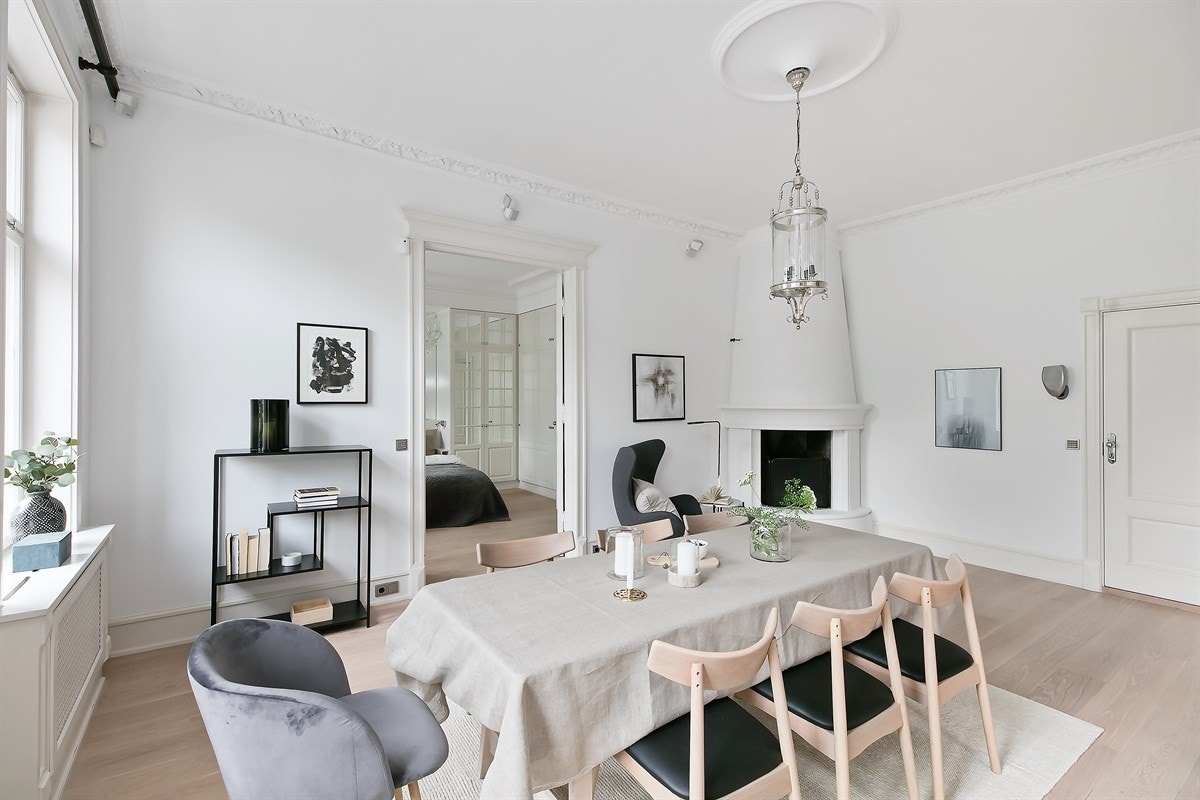 Stor spisestue med mange muligheter for møblering Galleribilde