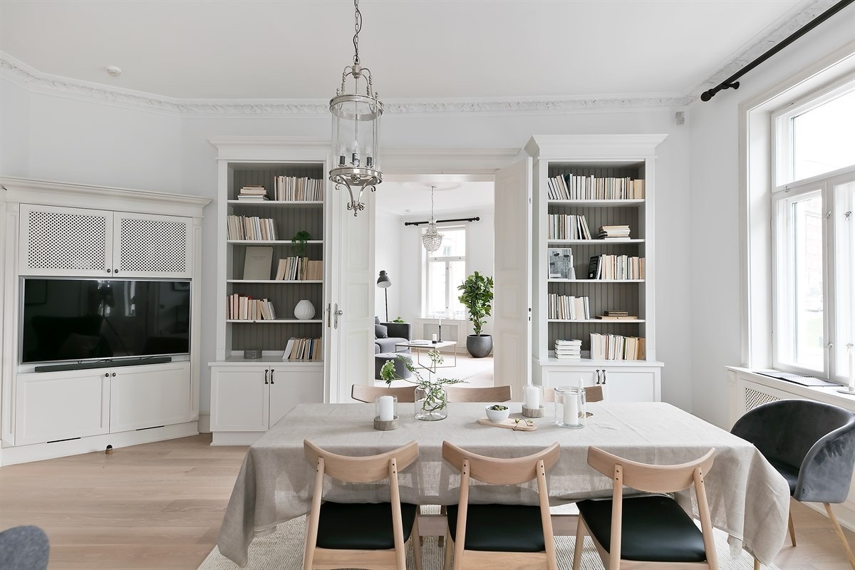 Stukkatur og høyt tak i spisestue Galleribilde