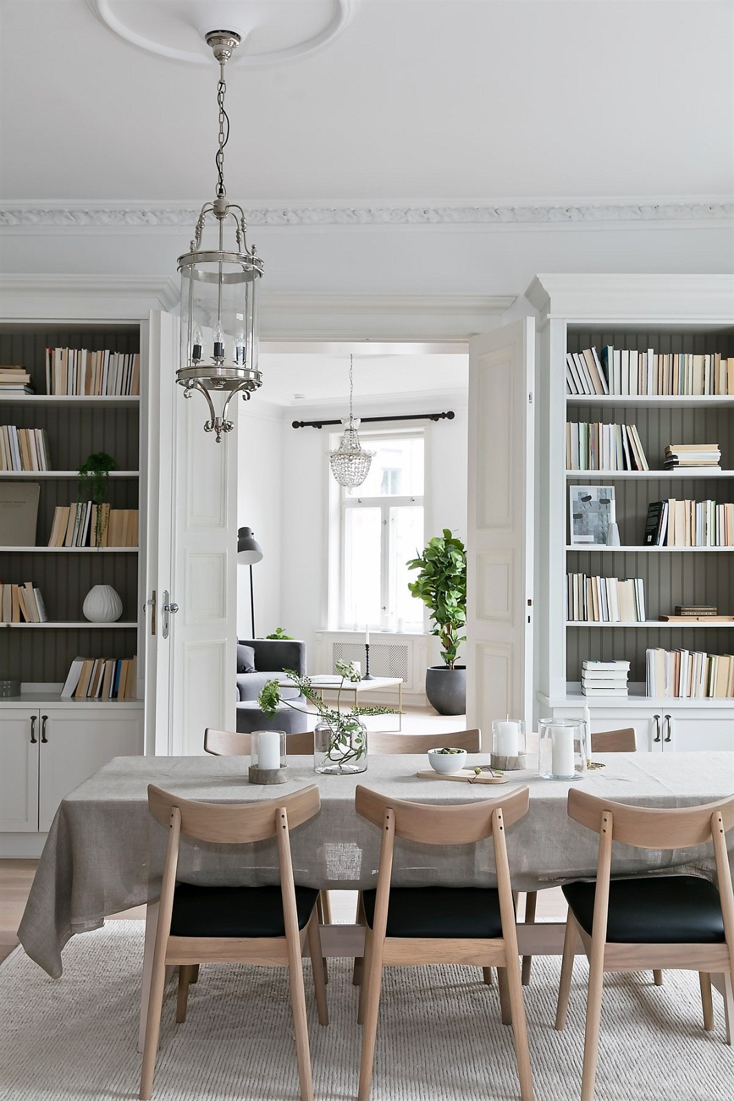 Doble fløydører mellom stue og spisestue. Galleribilde