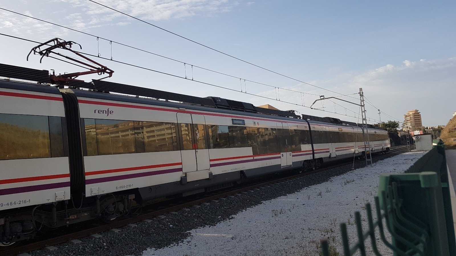 Togholdeplass rett nedenfor boligområdet. Toget går til flyplassen og Málaga City. Fra Málaga kan man ta hurtigtog til Madrid på 2t 40 min. Galleribilde