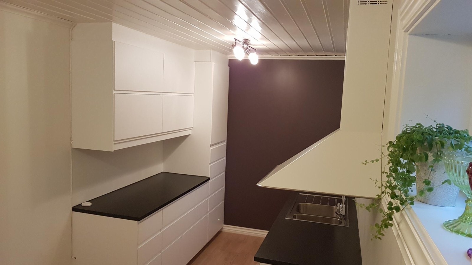 Det er god benke-og oppbevaringsplass. Galleribilde