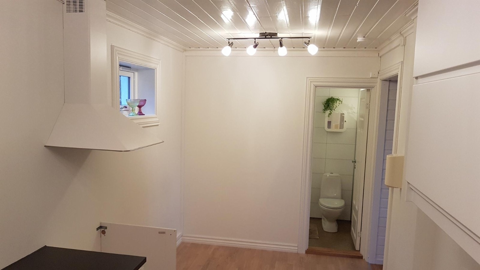 Kjøkkenet med inngang til badet. Opplegg for vaskemaskin på kjøkken og bad. Galleribilde