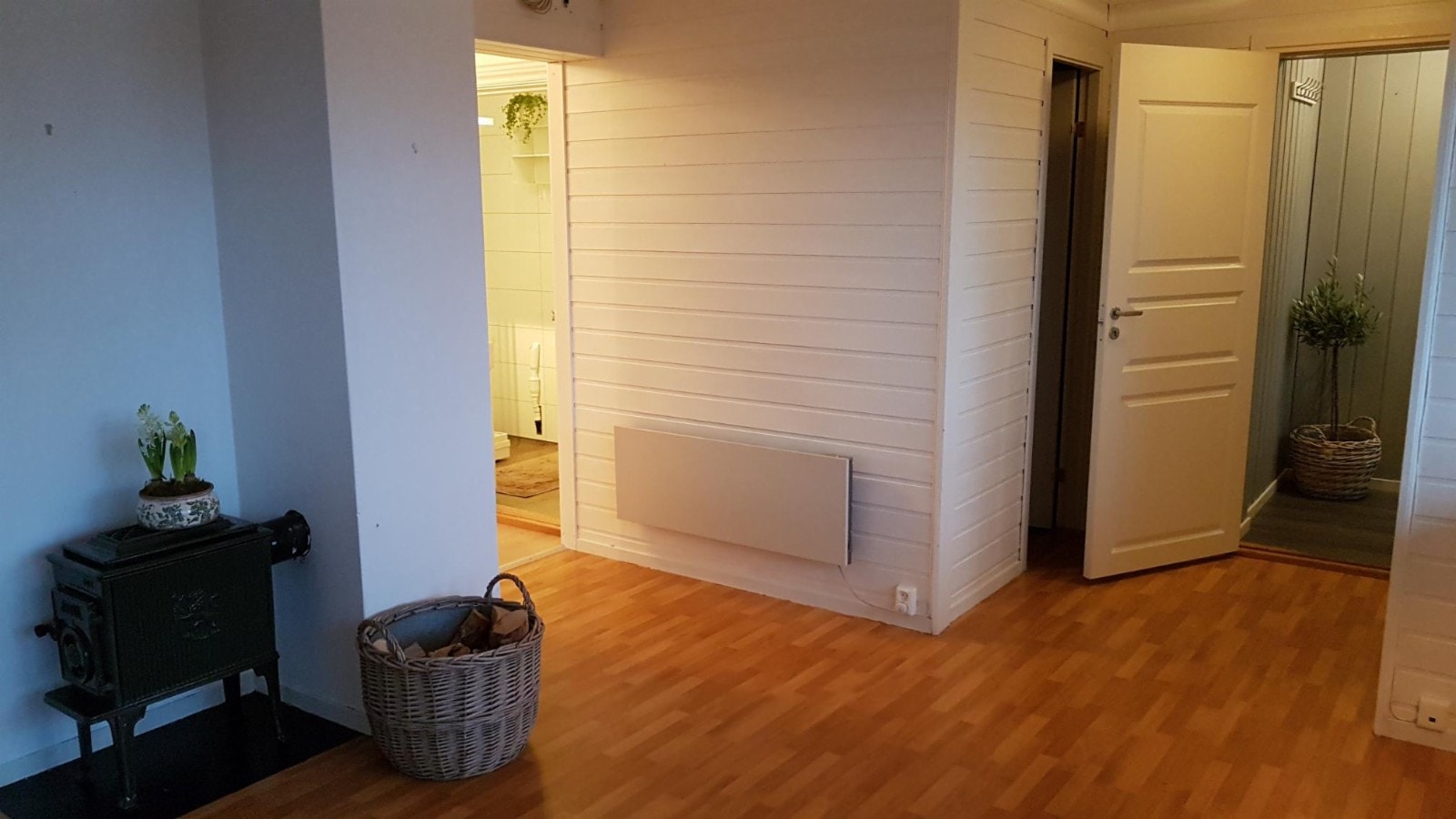 Stuen, mot gang og bod til høyre og kjøkken og bad til venstre. Galleribilde