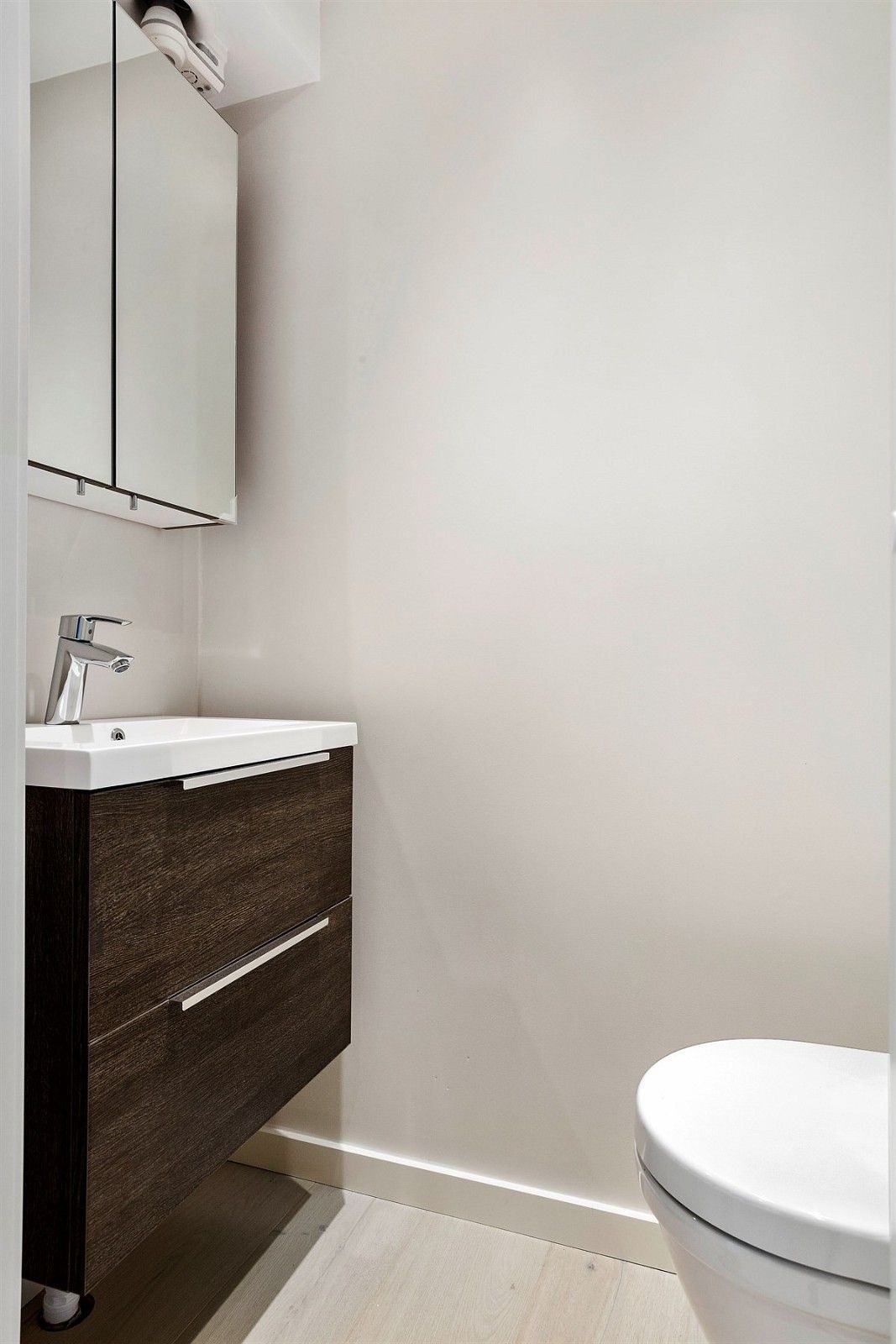 Separat og nyoppusset toalett med varme i gulv Galleribilde