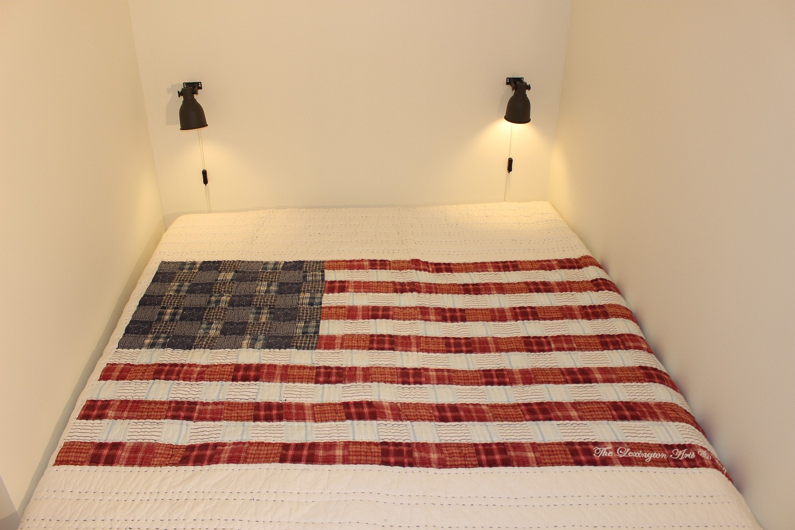 Stor sovealkove med 160 x 200 seng og praktisk garderobeløsning Galleribilde