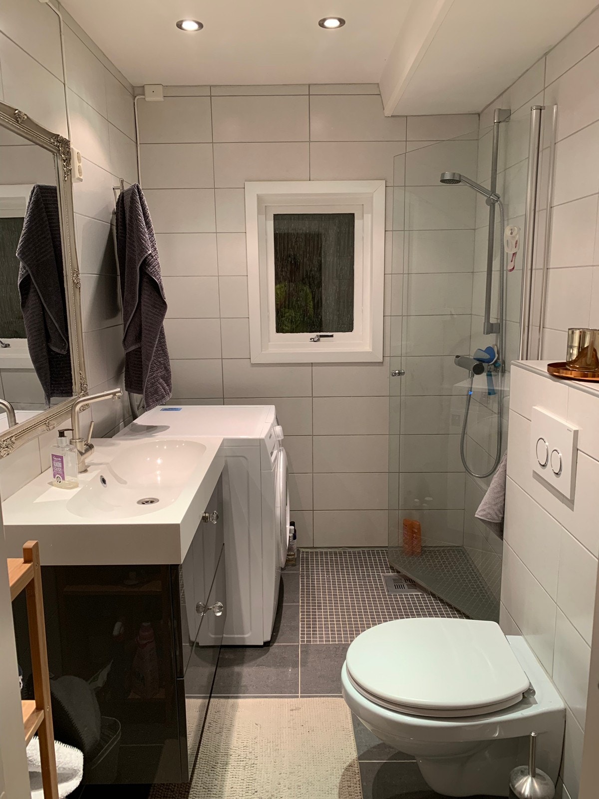 Bad, vaskemaskin med tørketrommel. Galleribilde