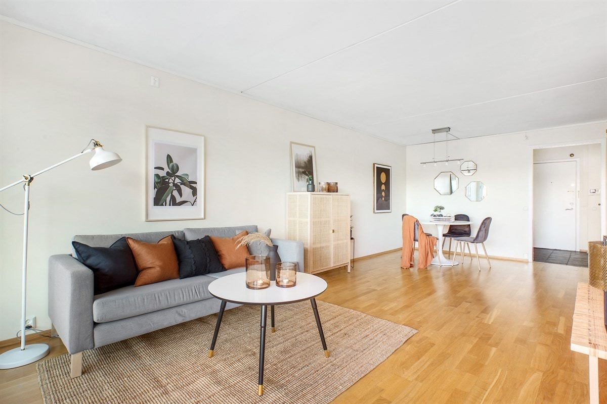 Stuen har en fin romløsning som gir plass til både sofaløsning, samt spisebord. Galleribilde