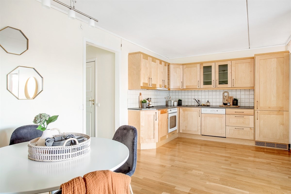 Stuen har en delvis åpen løsning mot kjøkkenet. Galleribilde