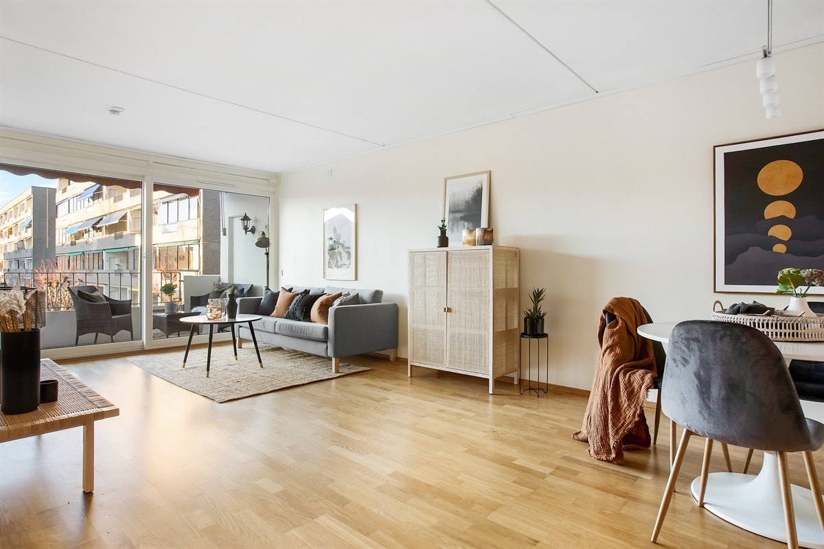 Koselig stue med parkett og lyse flater. Galleribilde