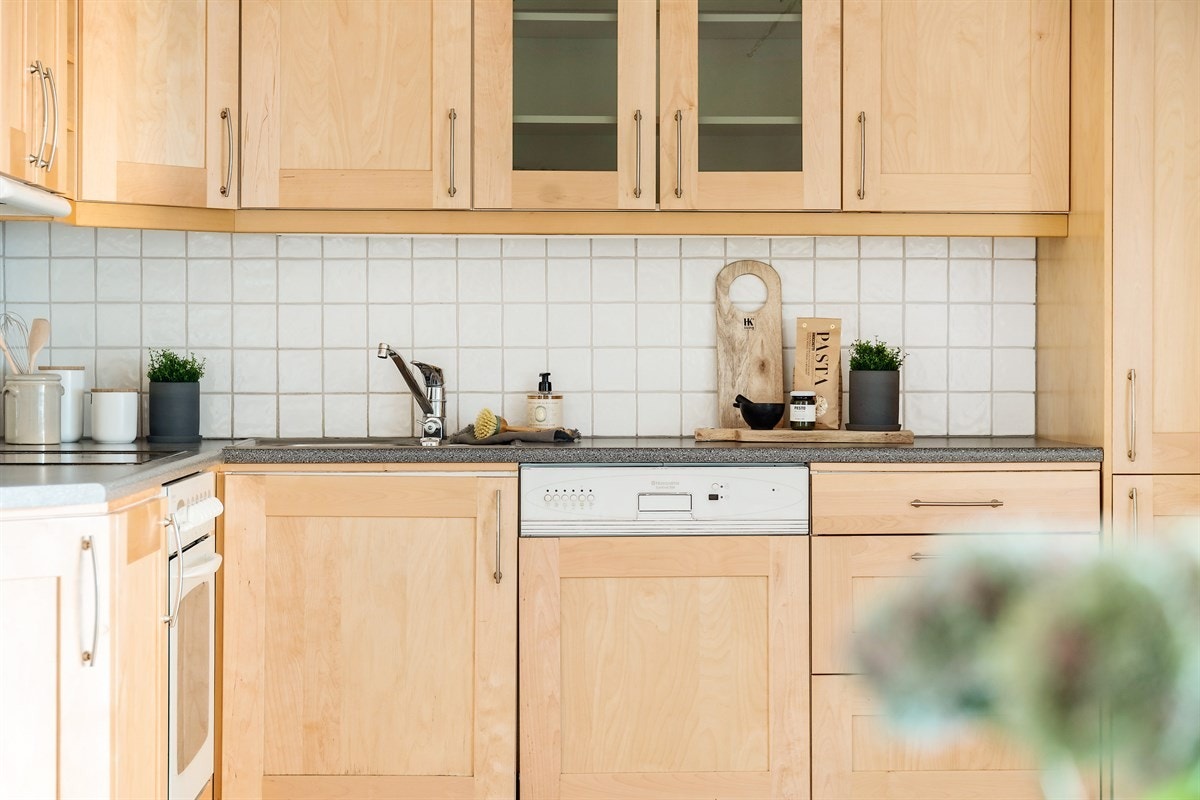 Kjøkkenet har godt med skap- og benkeplas med integrerte hvitevarer. Galleribilde