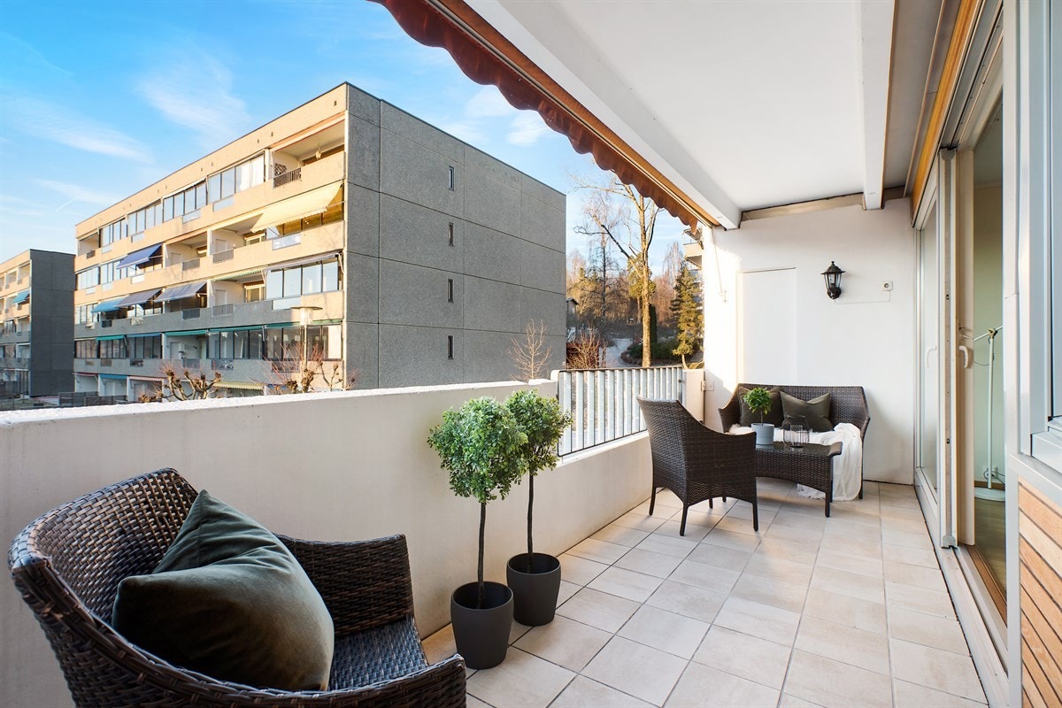 Balkongen har utelys og stikkontakt montert på vegg, samt manuel markise. Galleribilde