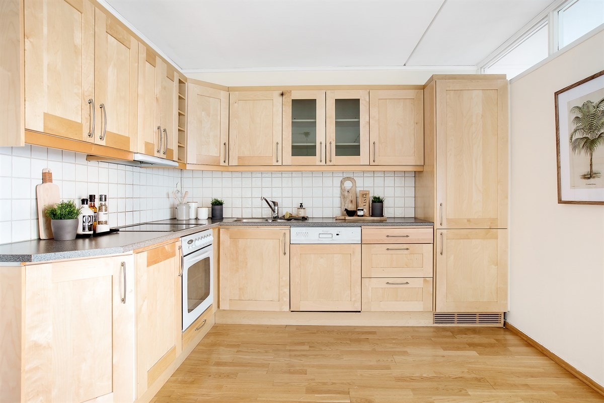 Kjøkkenet har godt med skap- og benkeplas med integrerte hvitevarer. Galleribilde