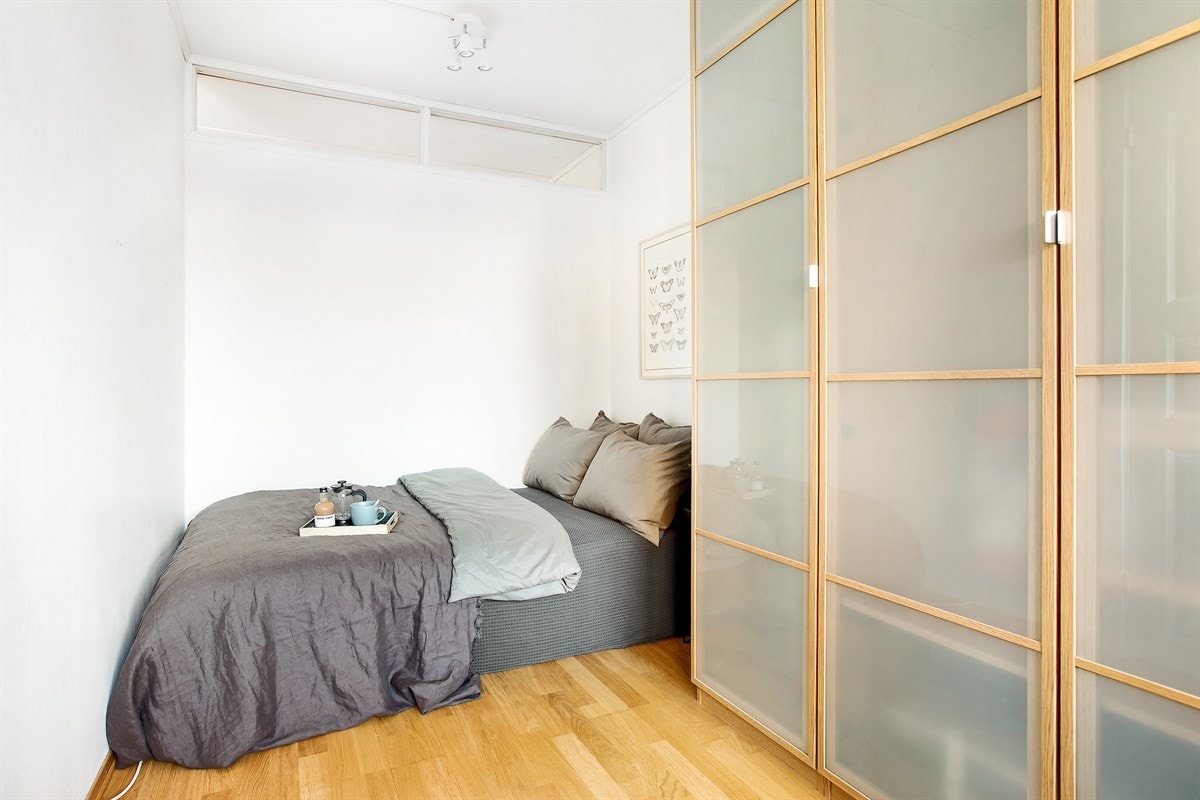 Soverommet har en stor garderoberekke med god lagringsplass, samt plass til dobbeltseng. Galleribilde