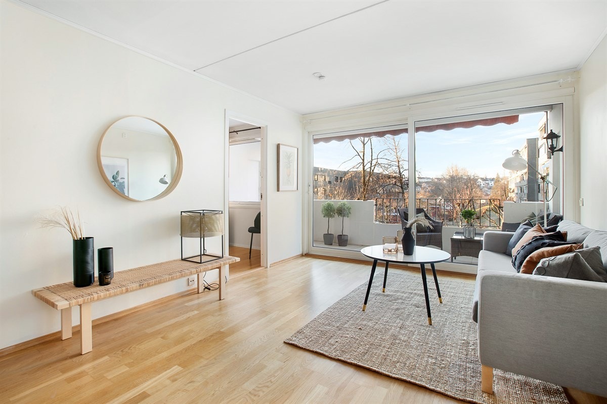 Store vindusflater gir gode lysforhold. Galleribilde