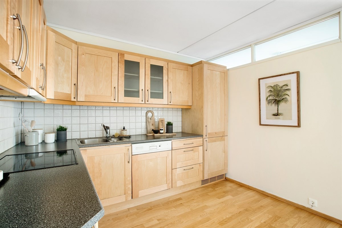 Kjøkkenet har godt med skap- og benkeplas med integrerte hvitevarer. Galleribilde