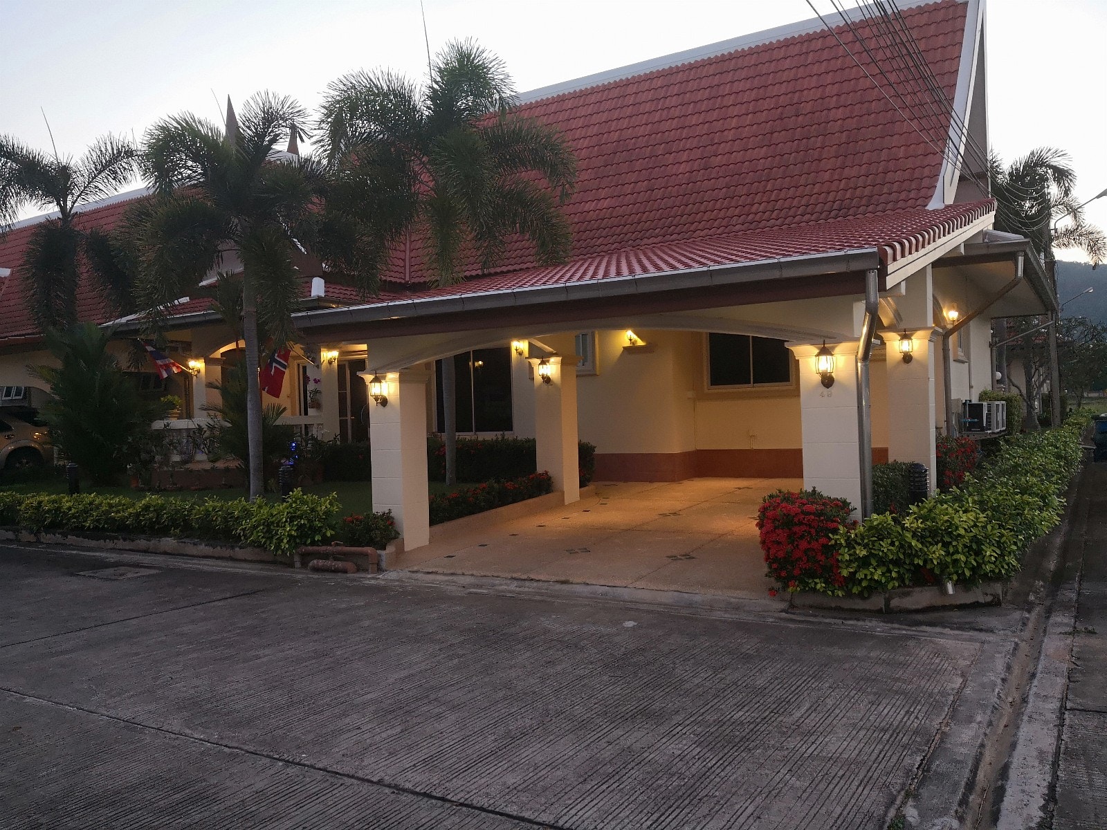 Villa med nybygget carport Galleribilde