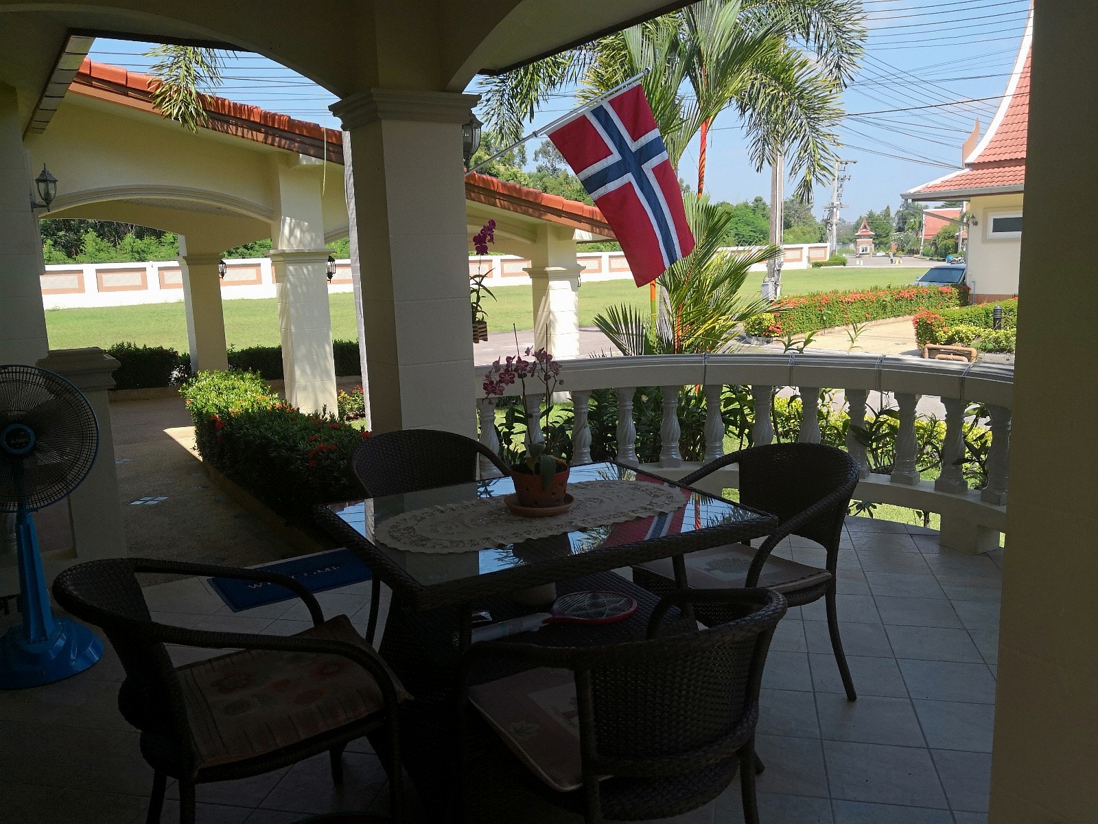 Utbygget terrasse ved innkjøring Galleribilde