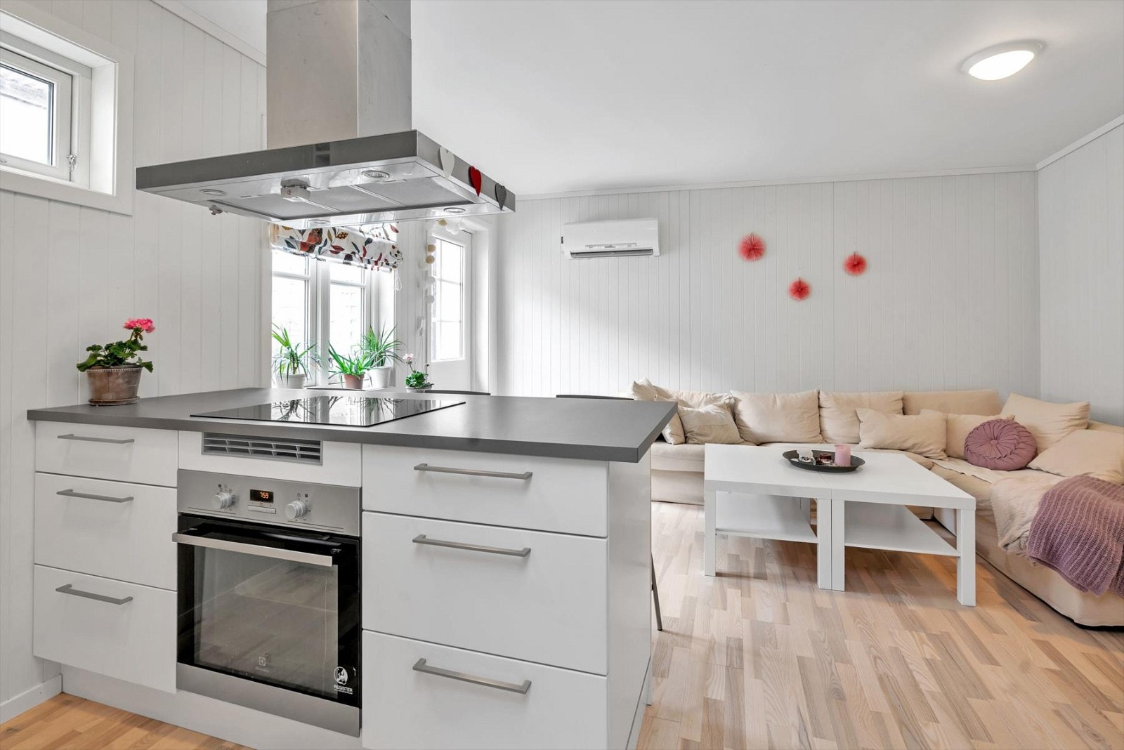 Kjøkkenet har integrerte hvitevarer Galleribilde