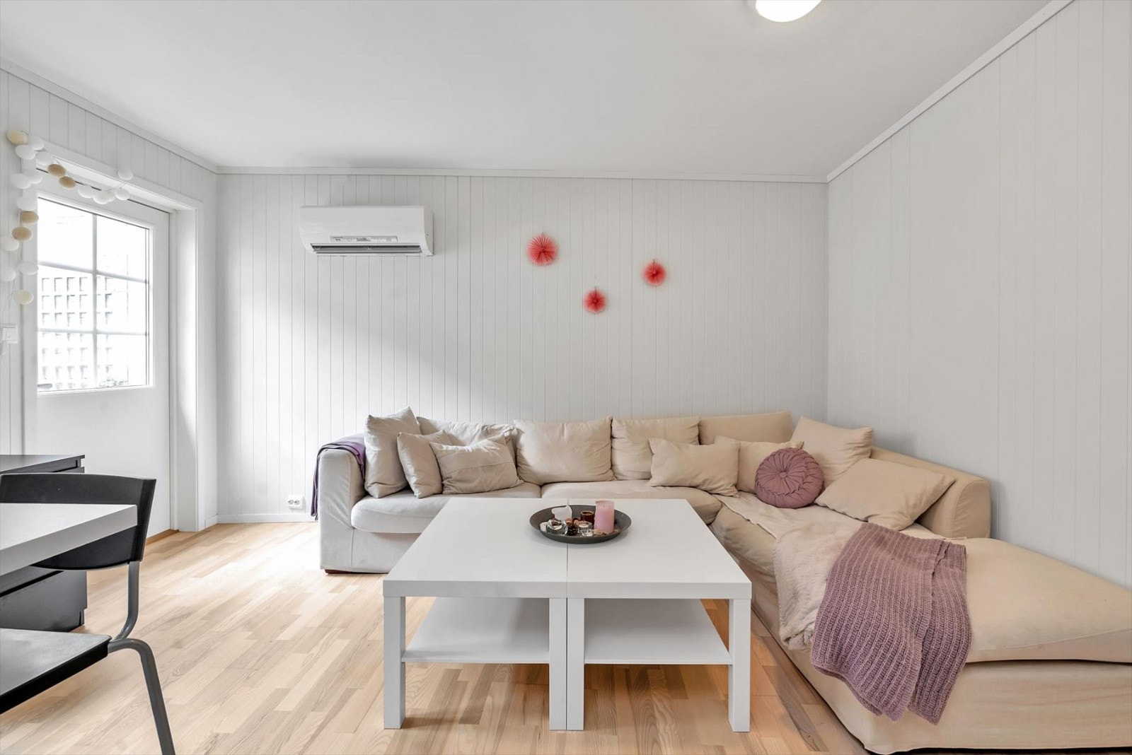 Stue med plass til sofagruppe med tilhørende møblement Galleribilde