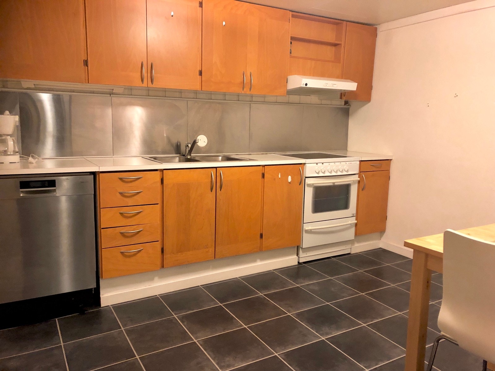 Kjøkken med oppvaskmaskin, kjøleskap og komfyr Galleribilde