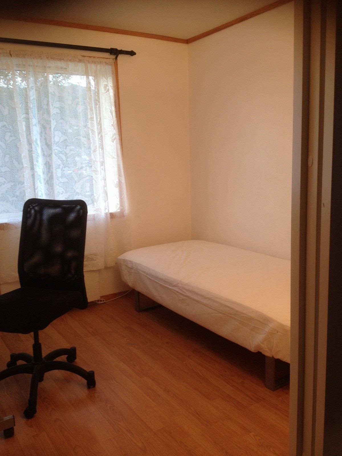 Plass til pult og arbeids stol, seng, hylle og lenestol. Galleribilde