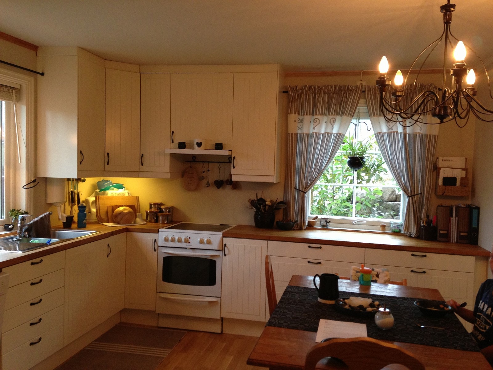 Kjøkken med god skapplass Galleribilde